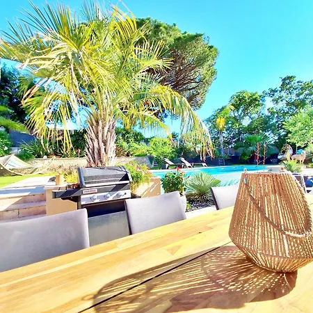 Elegante Villa-piscine-petanque-tout Confort Villa *